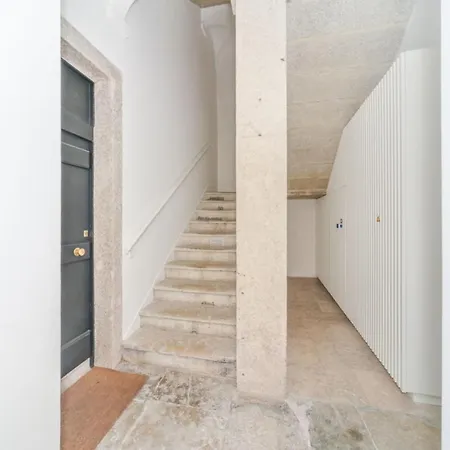 Lovelystay - Chiado 3bedroom Secret Apartment