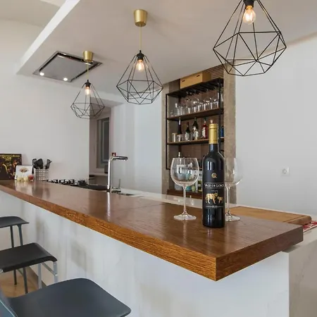 Lovelystay - Chiado 3bedroom Secret *
